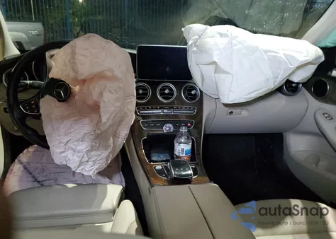 2015 Mercedes-Benz C 300 z USA, uszkodzony, nr VIN 55SWF4JB7FU056204